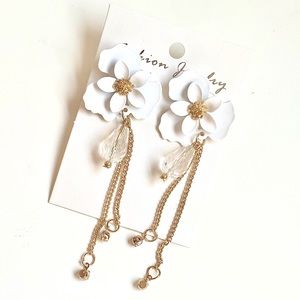 Floral white and gold earring